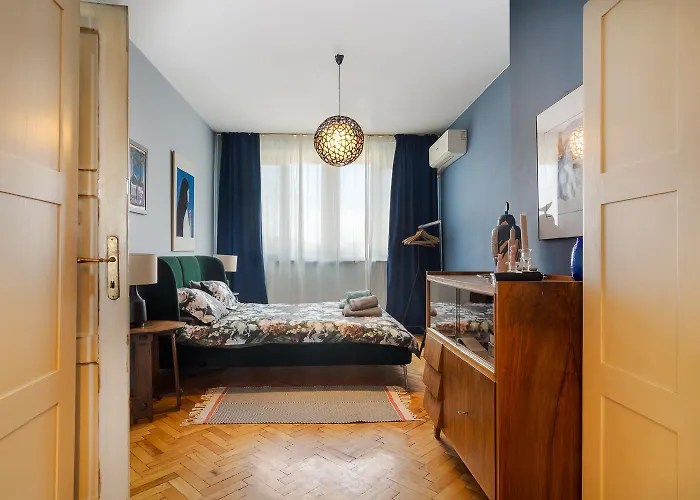 Art-ament, A Unique Flat